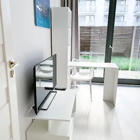 Bliska Wola, Apartament 3 Pokoje Z 40m2 Ogrodkiem Apartmán *