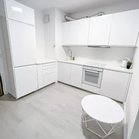 Bliska Wola, Apartament 3 Pokoje Z 40m2 Ogrodkiem Apartmán *