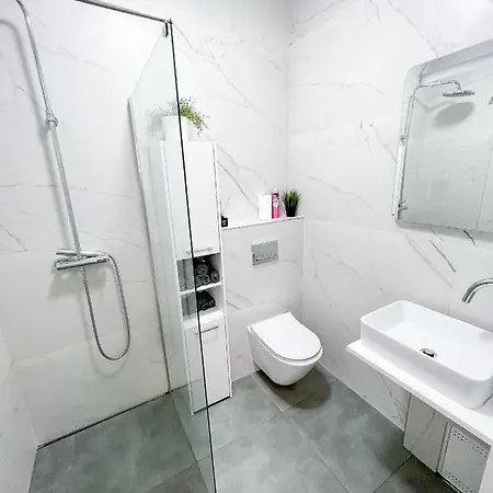 Bliska Wola, Apartament 3 Pokoje Z 40m2 Ogrodkiem Apartmán
